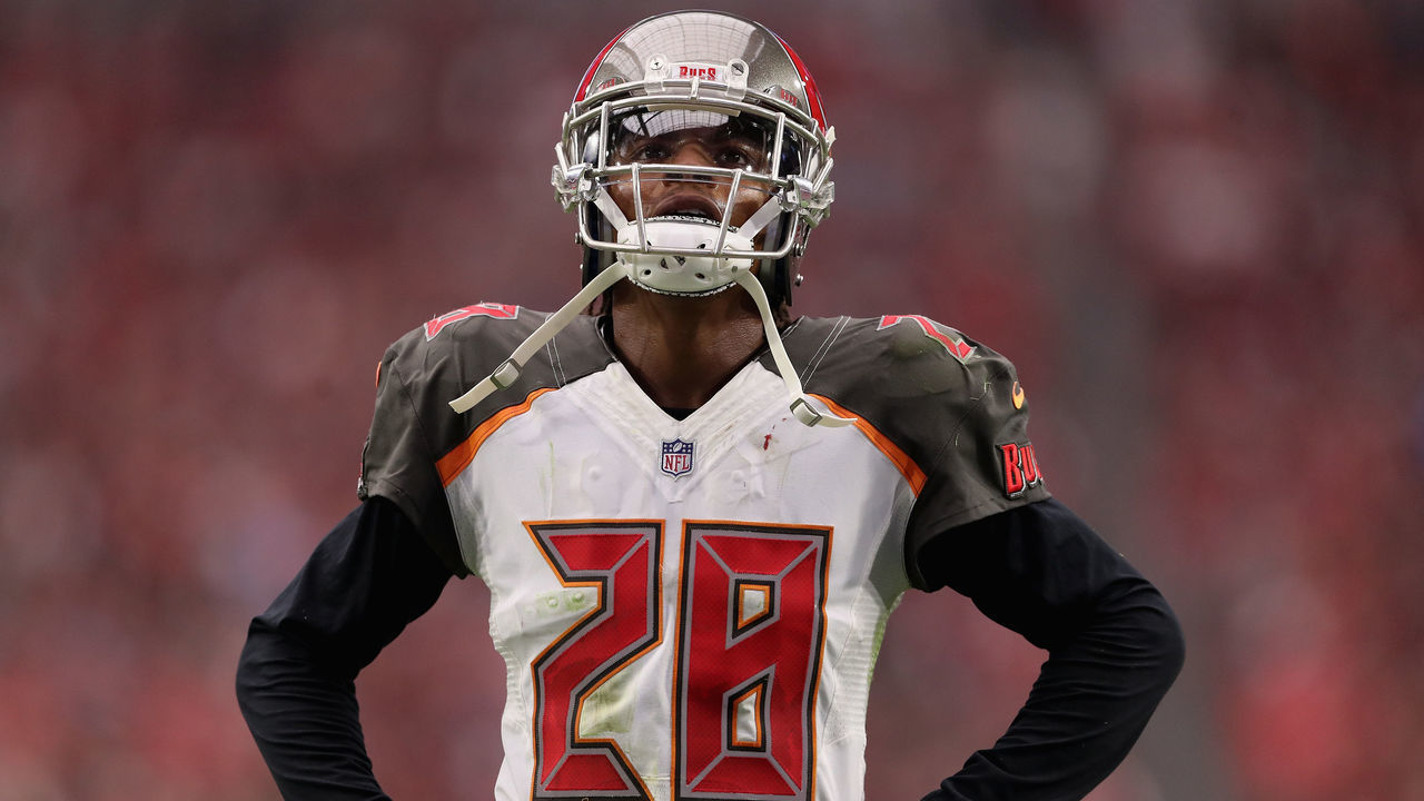 GLENDALE, AZ - OCTOBER 15: Cornerback Vernon Hargreaves #28 of the Tampa Bay Buccaneers during the first half of the NFL game against the Arizona Cardinals at the University of Phoenix Stadium on October 15, 2017 in Glendale, Arizona. The Cardinals defeated the Buccaneers 38-33.