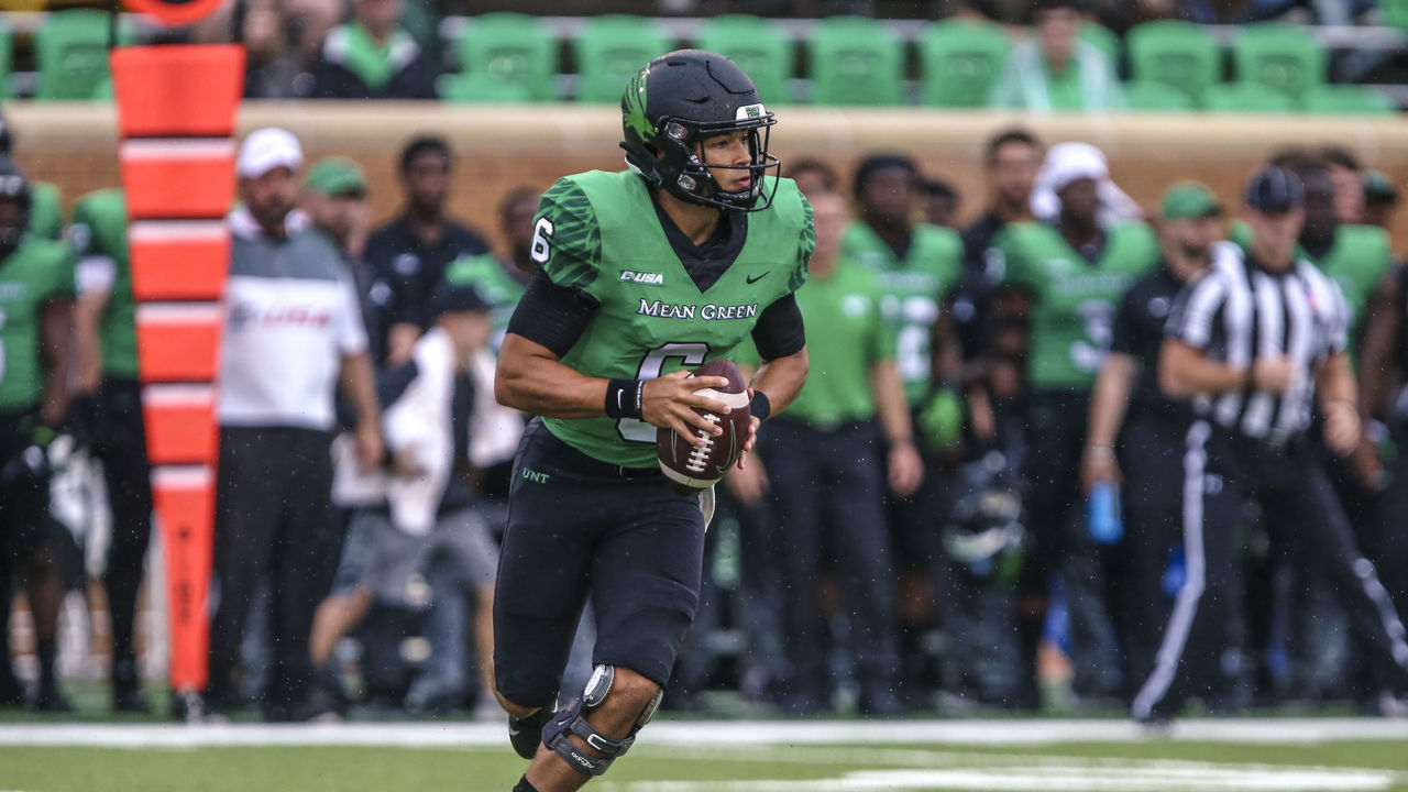 DENTON, TX - SEPTEMBER 08: North Texas Mean Green quarterback Mason Fine (6) looks for an open receiver during the game between the North Texas Mean Green and the Incarnate Word Cardinals on September 08, 2018 at Apogee Stadium in Denton, Texas. North Texas defeats Incarnate 58-16.