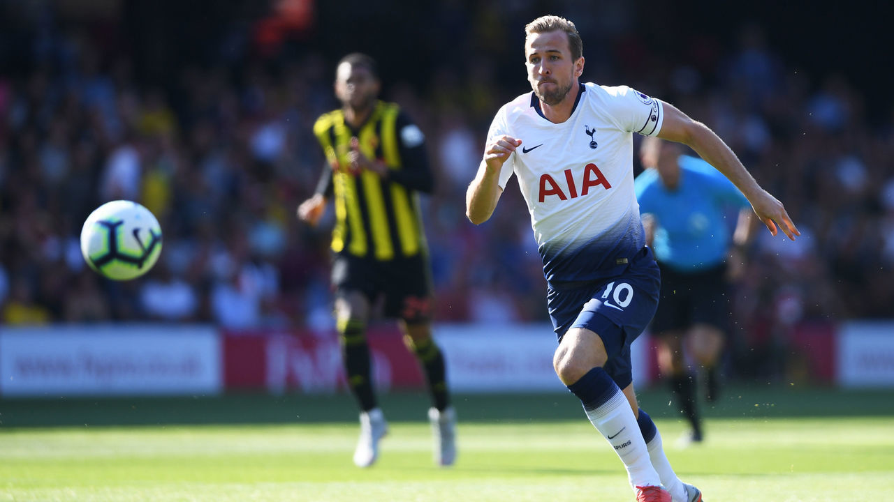 WATFORD, ENGLAND - SEPTEMBER 02: Harry Kane of Tottenham Hotspur chases the ball during the Premier League match between Watford FC and Tottenham Hotspur at Vicarage Road on September 2, 2018 in Watford, United Kingdom.