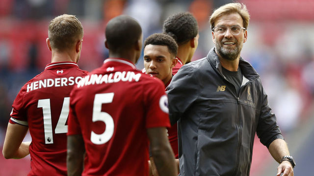 LONDON, ENGLAND - SEPTEMBER 15: Jurgen Klopp, Manager of Liverpool speaks with players following the Premier League match between Tottenham Hotspur and Liverpool FC at Wembley Stadium on September 15, 2018 in London, United Kingdom.