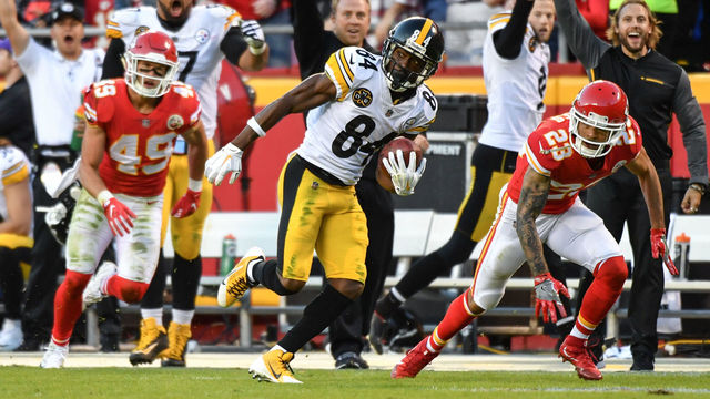 KANSAS CITY, MO - OCTOBER 15: Wide receiver Antonio Brown #84 of the Pittsburgh Steelers make a circus catch on a tipped ball in front of cornerback Phillip Gaines #23 and Daniel Sorensen #49 of the Kansas City Chiefs that would lead to a touchdown at Arrowhead Stadium on October 15, 2017 in Kansas City, Missouri. ( Photo by Peter Aiken/Getty Images )
