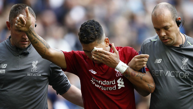 LONDON, ENGLAND - SEPTEMBER 15: Roberto Firmino of Liverpool leaves the pitch injured during the Premier League match between Tottenham Hotspur and Liverpool FC at Wembley Stadium on September 15, 2018 in London, United Kingdom.