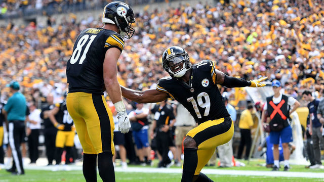 PITTSBURGH, PA - SEPTEMBER 16: JuJu Smith-Schuster #19 of the Pittsburgh Steelers celebrates with Jesse James #81 after a 2 yard touchdown reception in the second quarter during the game against the Kansas City Chiefs at Heinz Field on September 16, 2018 in Pittsburgh, Pennsylvania.