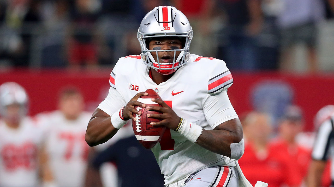 ARLINGTON, TX - SEPTEMBER 15: Dwayne Haskins #7 of the Ohio State Buckeyes looks for an open receiver against the TCU Horned Frogs in the third quarter during The AdvoCare Showdown at AT&T Stadium on September 15, 2018 in Arlington, Texas.