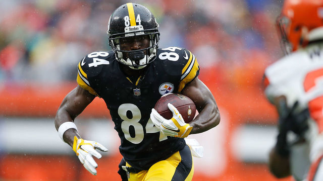 CLEVELAND, OH - SEPTEMBER 09: Antonio Brown #84 of the Pittsburgh Steelers carries the ball during the first quarter against the Cleveland Browns at FirstEnergy Stadium on September 9, 2018 in Cleveland, Ohio.