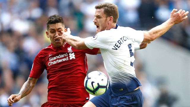 LONDON, ENGLAND - SEPTEMBER 15: Jan Vertonghen of Tottenham Hotspur pokes Roberto Firmino of Liverpool in the eye as they battle for the ball during the Premier League match between Tottenham Hotspur and Liverpool FC at Wembley Stadium on September 15, 2018 in London, United Kingdom.