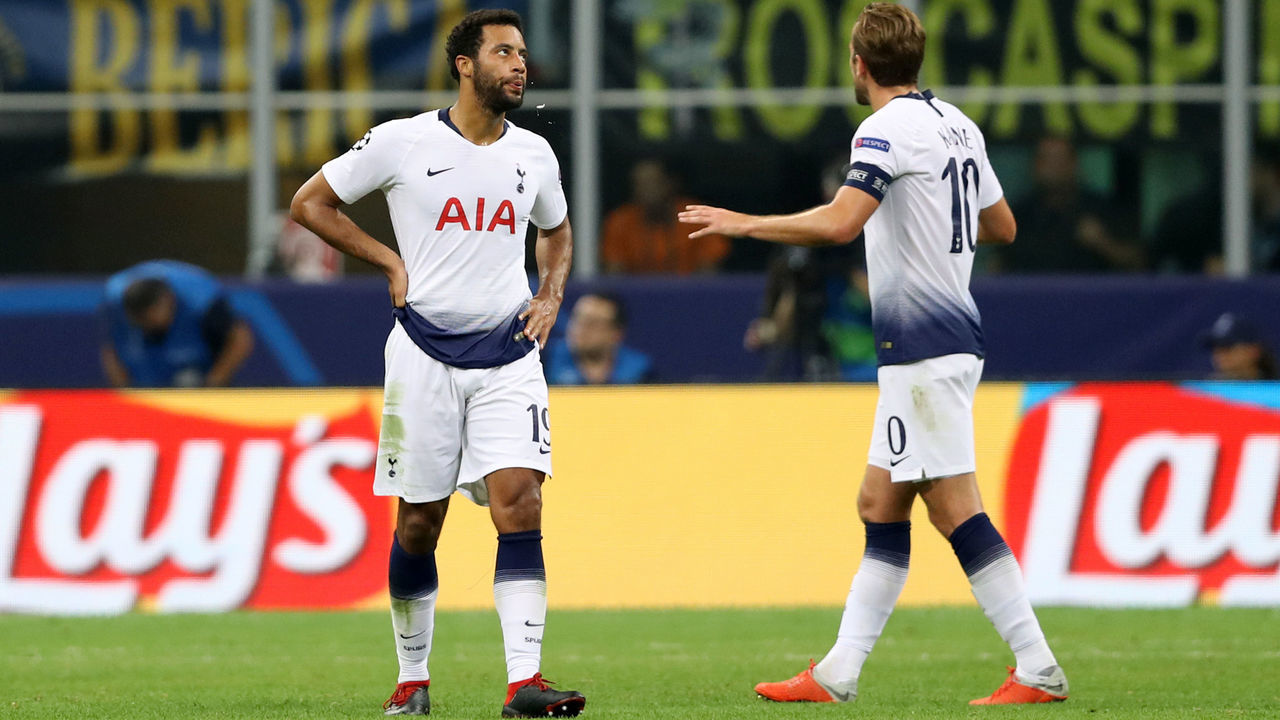 MILAN, ITALY - SEPTEMBER 18: Mousa Dembele and Harry Kane of Tottenham Hotspur look dejected as Mauro Icardi of Inter Milan scores his team's first goal during the Group B match of the UEFA Champions League between FC Internazionale and Tottenham Hotspur at San Siro Stadium on September 18, 2018 in Milan, Italy.