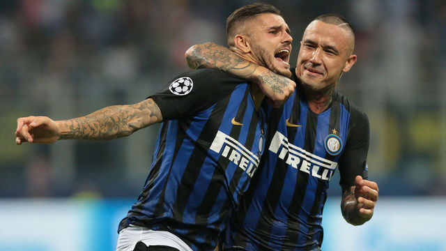 MILAN, ITALY - SEPTEMBER 18: Mauro Emanuel Icardi (L) of FC Internazionale celebrates his goal with his team-mate Radja Nainggolan during the Group B match of the UEFA Champions League between FC Internazionale and Tottenham Hotspur at San Siro Stadium on September 18, 2018 in Milan, Italy.