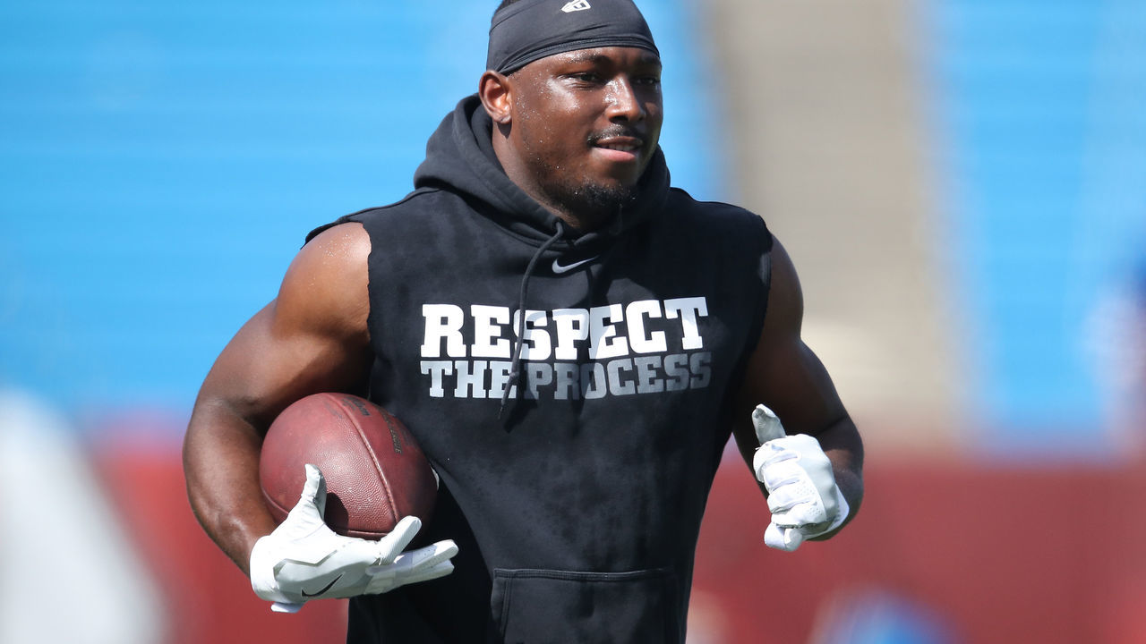 BUFFALO, NY - SEPTEMBER 16: LeSean McCoy #25 of the Buffalo Bills warms up before the start of NFL game action against the Los Angeles Chargers at New Era Field on September 16, 2018 in Buffalo, New York.