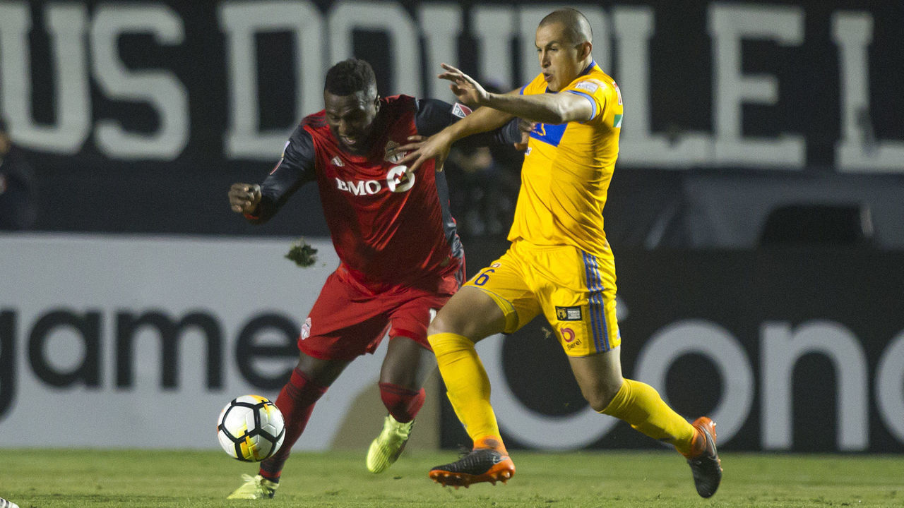 Jorge Torres (R) of Mexico's Tigres vies for the ball with Jozy Altidore (L) of Canadas Toronto during their CONCACAF Champions League football match at the Universitario stadium in Monterrey, Mexico. On March 13, 2018 / AFP PHOTO / Julio Cesar AGUILAR