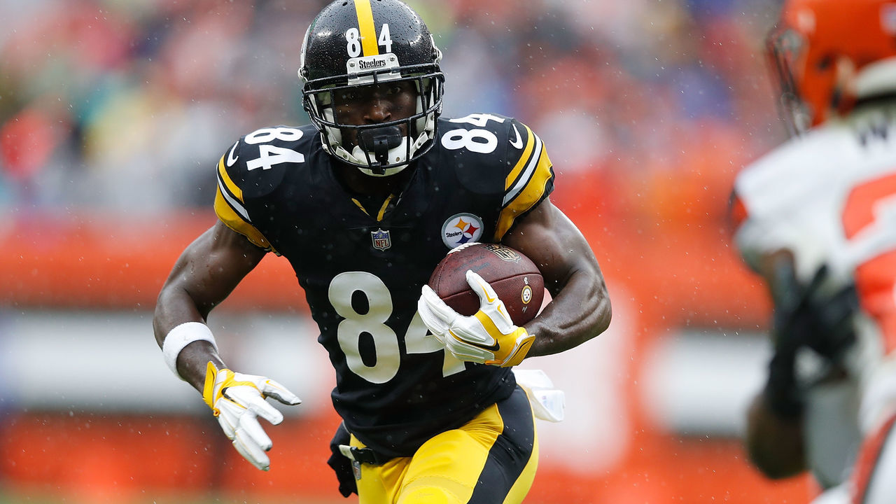 CLEVELAND, OH - SEPTEMBER 09: Antonio Brown #84 of the Pittsburgh Steelers carries the ball during the first quarter against the Cleveland Browns at FirstEnergy Stadium on September 9, 2018 in Cleveland, Ohio.