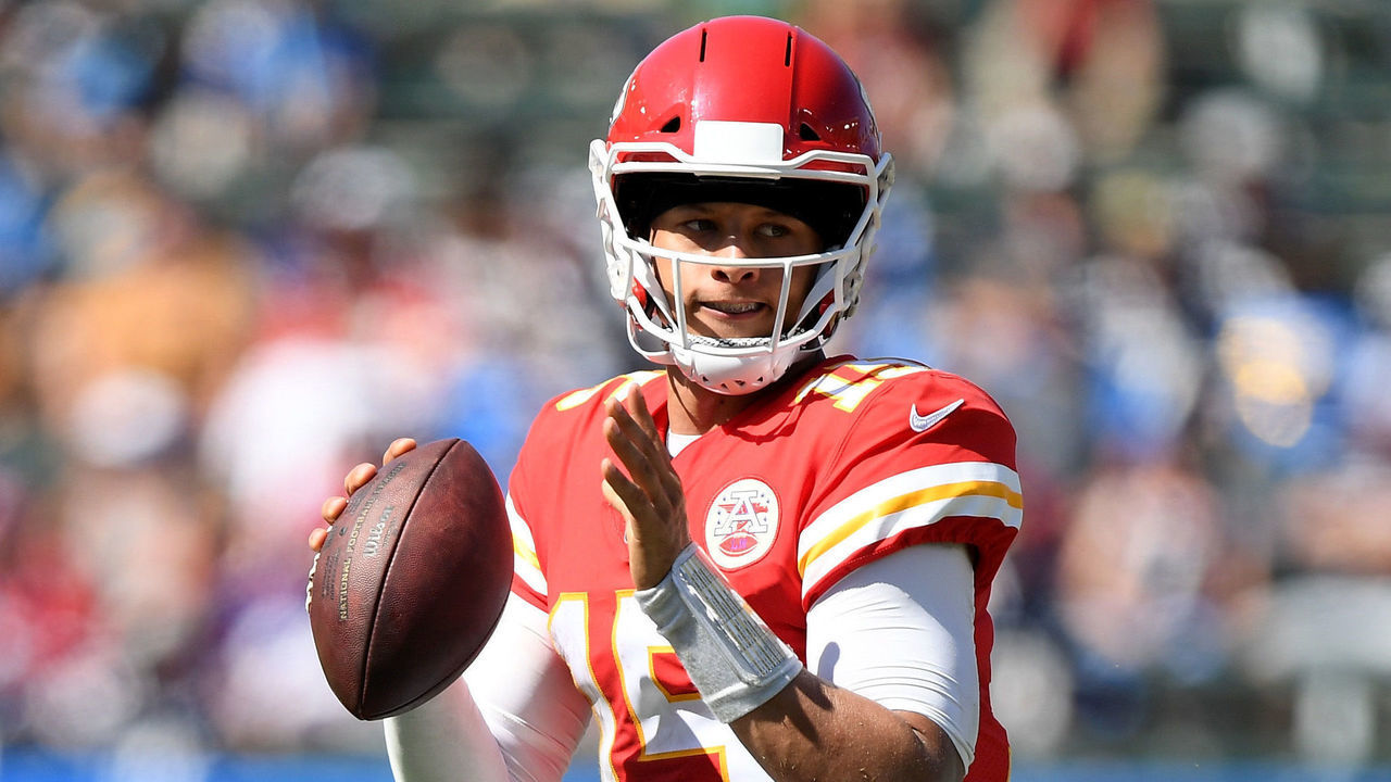 CARSON, CA - SEPTEMBER 09: Patrick Mahomes #15 of the Kansas City Chiefs looks looks to pass against the Los Angeles Chargers at StubHub Center on September 9, 2018 in Carson, California.