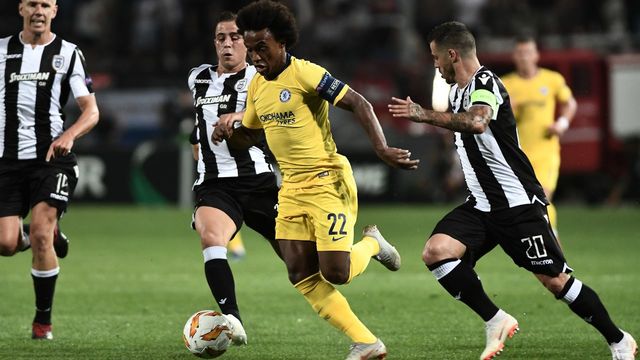 Chelsea's Brazilian midfielder Willian (C) vies for the ball with PAOK's Greek midfielder Dimitrios Pelkas (L) and PAOK's Portuguese midfielder Vieirinha (R) during the UEFA Europa League Group L first-leg football match between PAOK Thessaloniki and Chelsea at the Toumba stadium in Thessaloniki on September 20, 2018.
