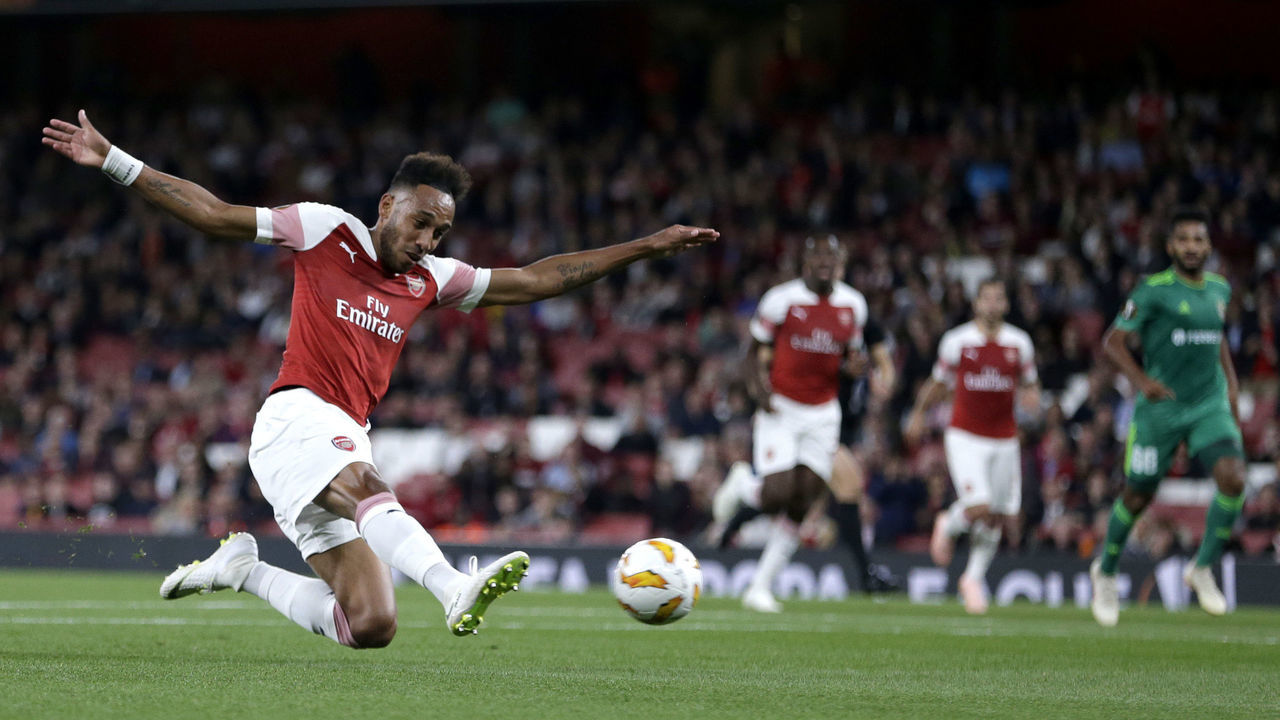 LONDON, ENGLAND - SEPTEMBER 20: Pierre-Emerick Aubameyang of Arsenal scores his team's first goal during the UEFA Europa League Group E match between Arsenal and Vorskla Poltava at Emirates Stadium on September 20, 2018 in London, United Kingdom.