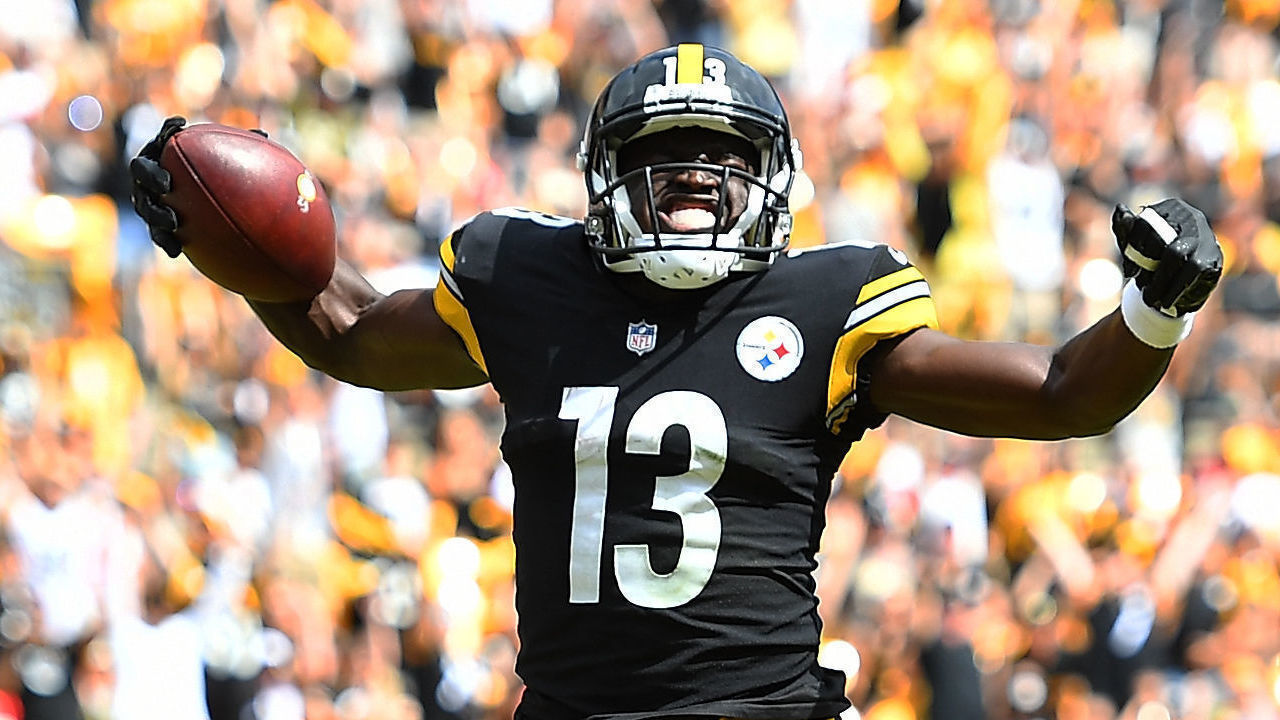 PITTSBURGH, PA - SEPTEMBER 16: James Washington #13 of the Pittsburgh Steelers celebrates after a 14 yard touchdown reception in the first half during the game against the Kansas City Chiefs at Heinz Field on September 16, 2018 in Pittsburgh, Pennsylvania.
