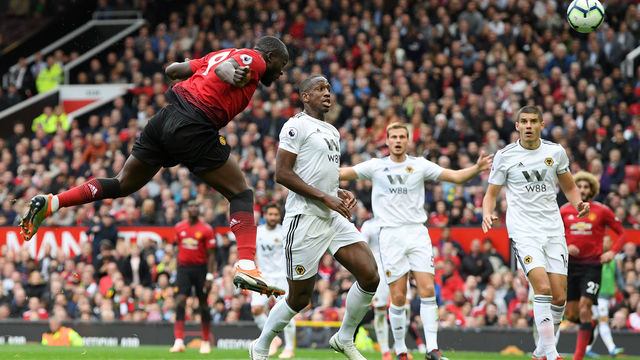 MANCHESTER, ENGLAND - SEPTEMBER 22: Romelu Lukaku of Manchester United heads on target during the Premier League match between Manchester United and Wolverhampton Wanderers at Old Trafford on September 22, 2018 in Manchester, United Kingdom.
