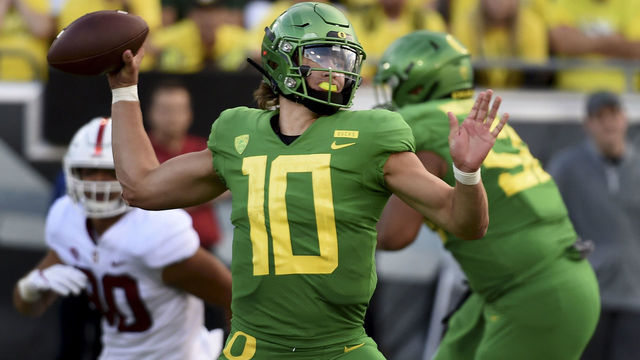 EUGENE, OR - SEPTEMBER 22: Quarterback Justin Herbert #10 of the Oregon Ducks passes the ball during the third quarter of the game against the Stanford Cardinal at Autzen Stadium on September 22, 2018 in E