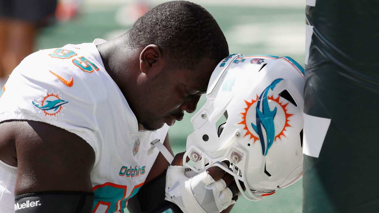 EAST RUTHERFORD, NJ - SEPTEMBER 16: Defensive end William Hayes #95 of the Miami Dolphins takes a moment before the game against the New York Jets at MetLife Stadium on September 16, 2018 in East Rutherford, New Jersey.