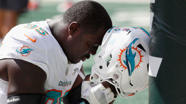 EAST RUTHERFORD, NJ - SEPTEMBER 16: Defensive end William Hayes #95 of the Miami Dolphins takes a moment before the game against the New York Jets at MetLife Stadium on September 16, 2018 in East Rutherford, New Jersey.