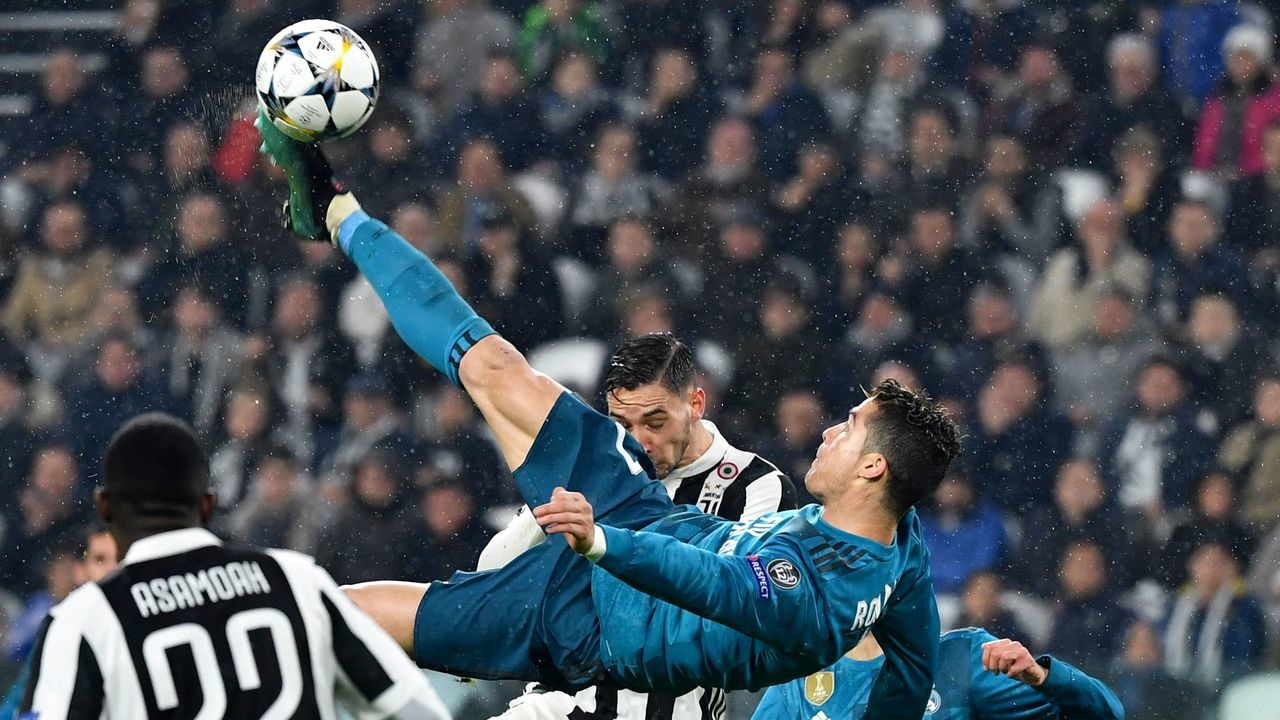 TOPSHOT - Real Madrid's Portuguese forward Cristiano Ronaldo (C) overhead kicks and scores during the UEFA Champions League quarter-final first leg football match between Juventus and Real Madrid at the Allianz Stadium in Turin on April 3, 2018. / AFP PHOTO / Alberto PIZZOLI