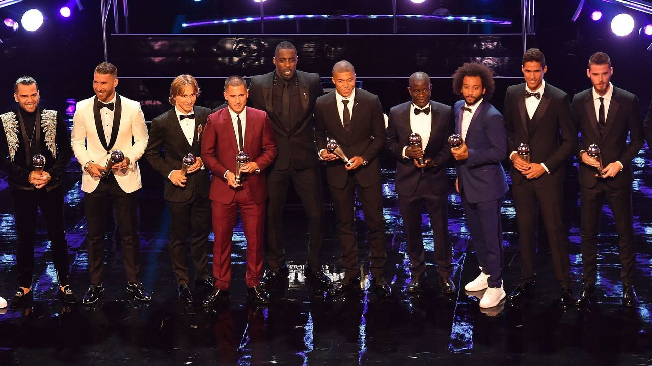 (L-R) Presenter Former Brazil and Barcelona player Ronaldinho, Brazil and PSG defender Dani Alves, Real madrid and Spain defender Sergio Ramos, Real Madrid and Croatia midfielder Luka Modric, Chelsea and Belgium midfielder Eden Hazard, British actor and event host Idris Elba, Paris Saint-Germain and France forward Kylian Mbappe and Chelsea and France midfielder NGolo Kante, Brazil's defender Marcelo, France and real Madrid defender Raphael Varane, Manchester United and Spain goalkeeper David De Gea and presenter former Germany captain Michael Ballack with their trophies at the presentation for the FIFA FIFPro World11 award 2018 during The Best FIFA Football Awards ceremony, on September 24, 2018 in London.