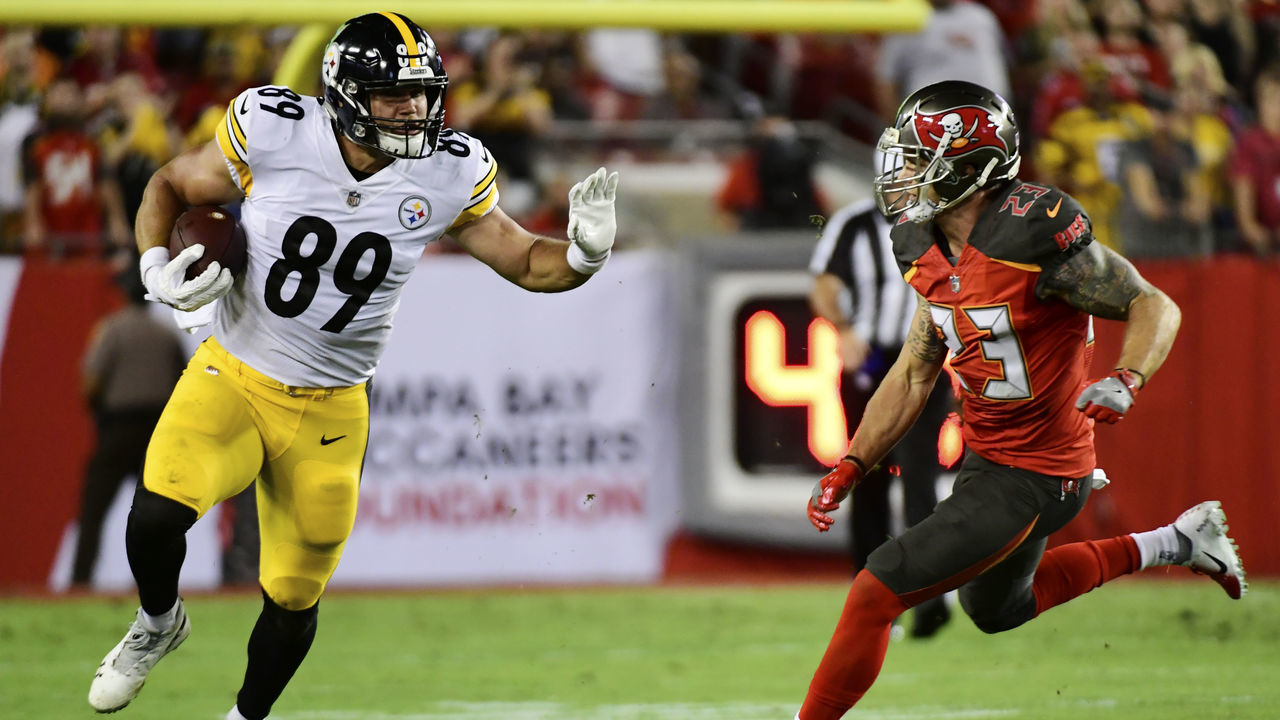 TAMPA, FL - SEPTEMBER 24: Vance McDonald #89 of the Pittsburgh Steelers takes on Chris Conte #23 of the Tampa Bay Buccaneers in the first quarter on September 24, 2018 at Raymond James Stadium in Tampa, Florida.