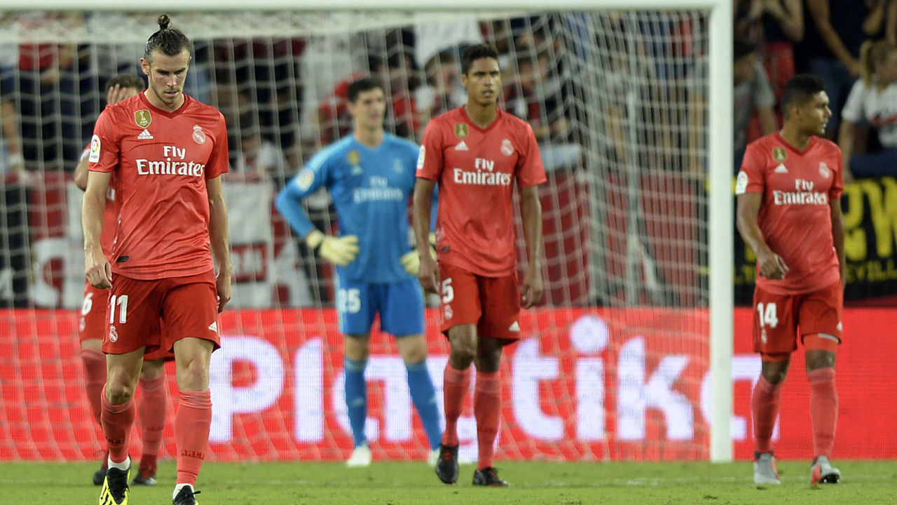 Real Madrid's Welsh forward Gareth Bale (L) and teammates react to sevillas third goal during the Spanish league football match Sevilla FC against Real Madrid CF at the Ramon Sanchez Pizjuan stadium in Seville on September 26, 2018.