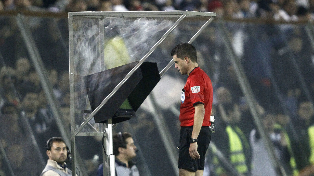 SANTIAGO, CHILE - SEPTEMBER 20: Referee Andres Cunha watches the actions with Var system during a quarter final first leg match between Colo Colo and Palmeiras as part of Copa CONMEBOL Libertadores 2018 at Monumental David Arellano Stadium on September 20, 2018 in Santiago, Chile.