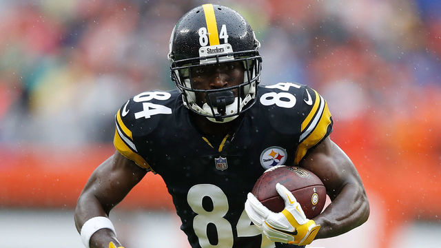 CLEVELAND, OH - SEPTEMBER 09: Antonio Brown #84 of the Pittsburgh Steelers carries the ball during the first quarter against the Cleveland Browns at FirstEnergy Stadium on September 9, 2018 in Cleveland, Ohio.