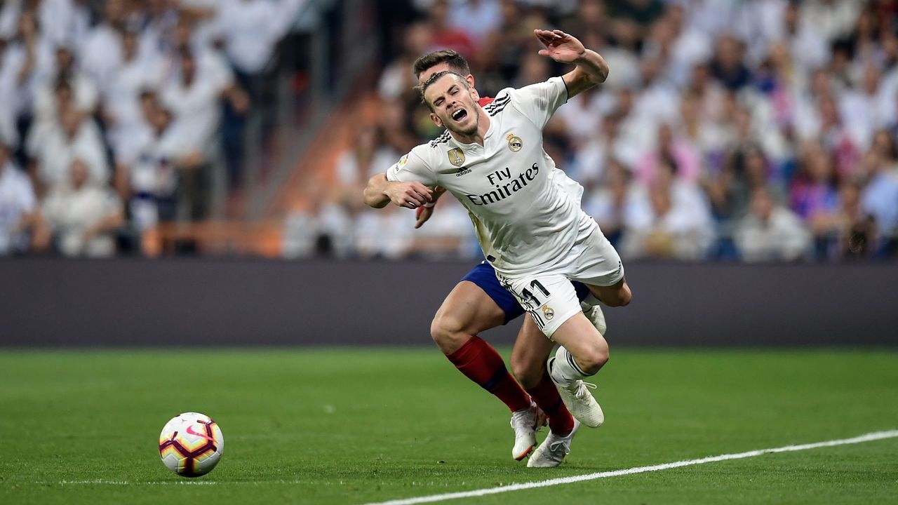 Real Madrid's Welsh forward Gareth Bale (R) vies with Atletico Madrid's Spanish midfielder Saul Niguez during the Spanish league football match between Real Madrid CF and Club Atletico de Madrid at the Santiago Bernabeu stadium in Madrid on September 29, 2018.
