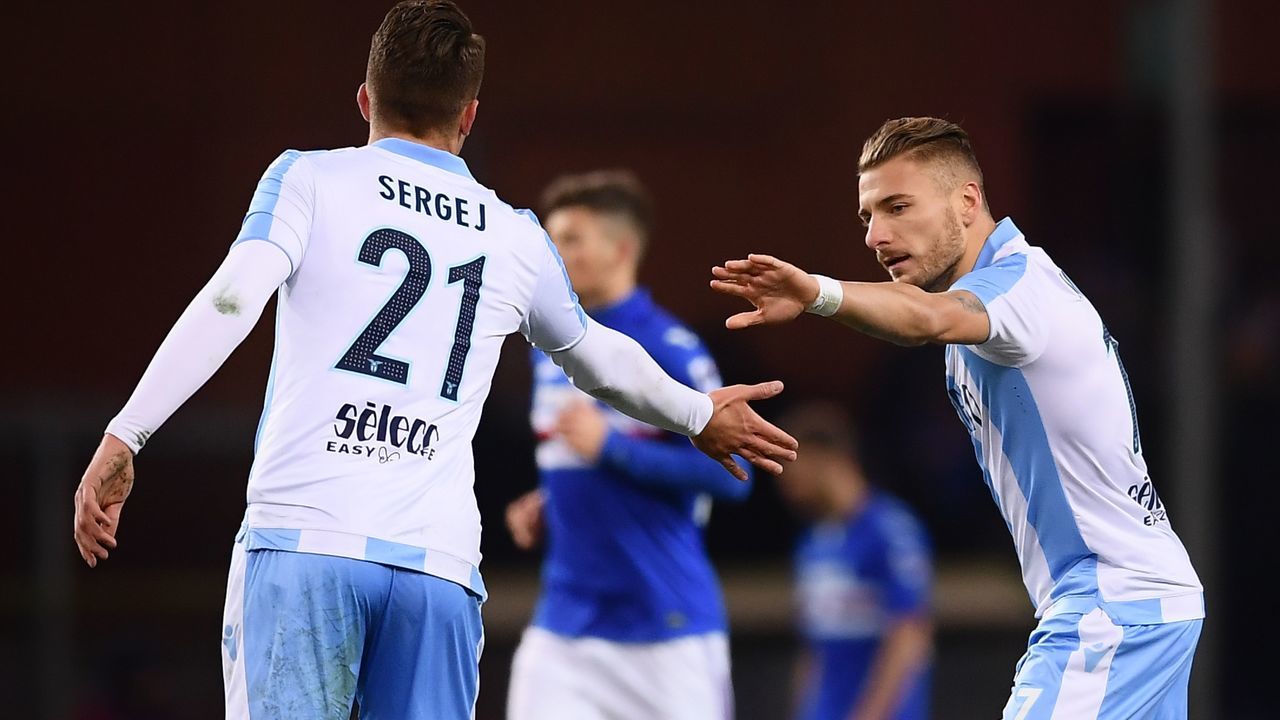 Lazio's midfielder from Serbia Sergej Milinkovic-Savic (L) celebrates with teammate Lazio's midfielder Ciro Immobile after scoring during the Italian Serie A football match Sampdoria Vs Lazio on December 3, 2017 at the 'Luigi Ferraris stadium' in Genoa. / AFP PHOTO / Marco BERTORELLO