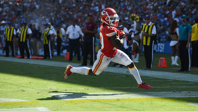 CARSON, CA - SEPTEMBER 09: Wide receiver Tyreek Hill #10 of the Kansas City Chiefs runs in to score a touchdown in the fourth quarter at StubHub Center on September 9, 2018 in Carson, California.