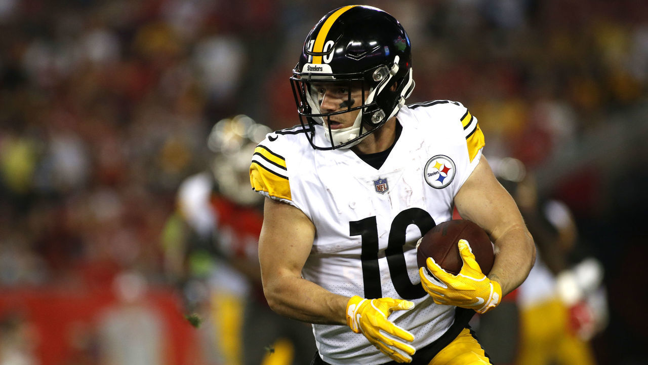 TAMPA, FL - SEPTEMBER 24: Wide receiver Ryan Switzer #10 of the Pittsburgh Steelers runs the ball during the first quarter of a game against the Tampa Bay Buccaneers on September 24, 2018 at Raymond James Stadium in Tampa, Florida.