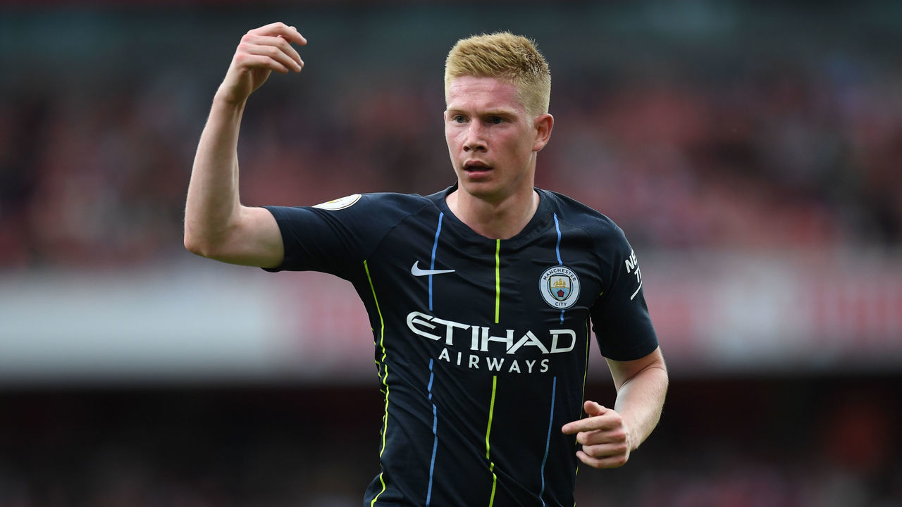 LONDON, ENGLAND - AUGUST 12: Kevin De Bruyne of Manchester City looks on during the Premier League match between Arsenal FC and Manchester City at Emirates Stadium on August 12, 2018 in London, United Kingdom.