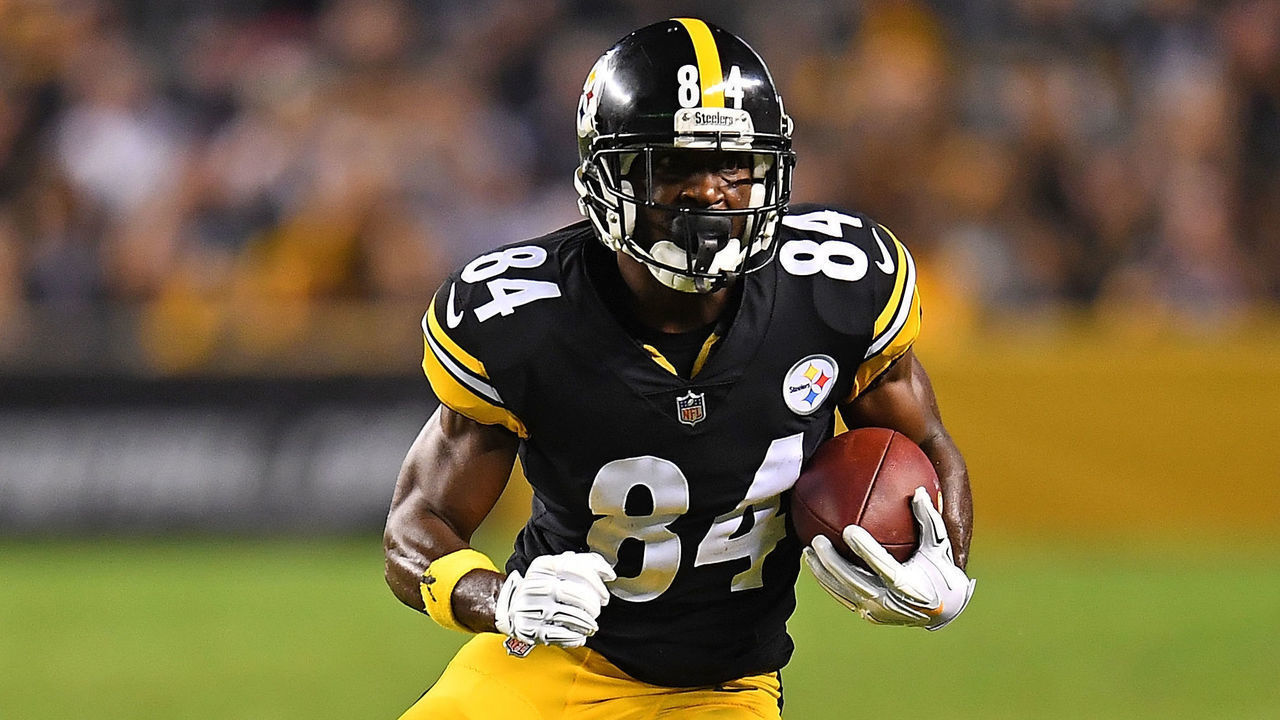 PITTSBURGH, PA - SEPTEMBER 30: Antonio Brown #84 of the Pittsburgh Steelers runs upfield after a catch in the first half during the game against the Baltimore Ravens at Heinz Field on September 30, 2018 in Pittsburgh, Pennsylvania.