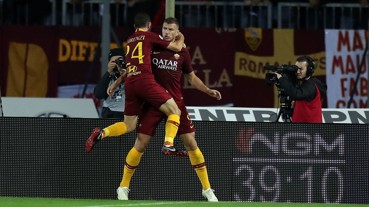 EMPOLI, ITALY - OCTOBER 06: Edin Dzeko of AS Roma celebrates after scoring a goal during the Serie A match between Empoli and AS Roma at Stadio Carlo Castellani on October 6, 2018 in Empoli, Italy.