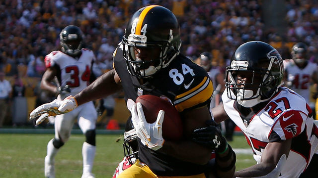 PITTSBURGH, PA - OCTOBER 07: Antonio Brown #84 of the Pittsburgh Steelers runs into the end zone for a 47 yard touchdown reception in front of Damontae Kazee #27 of the Atlanta Falcons and Robert Alford #23 in the second half during the game at Heinz Field on October 7, 2018 in Pittsburgh, Pennsylvania.