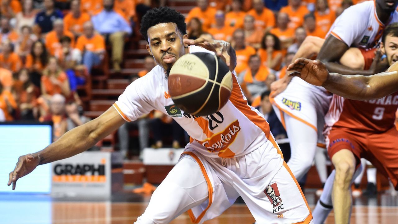 US' forward DJ Stephens (L) vies with US' small forward Christopher Evans (R) during the French Pro A semi-final play-off basket-ball match between Le Mans and Monaco in Le Mans, on June 18, 2018 in northwestern France.