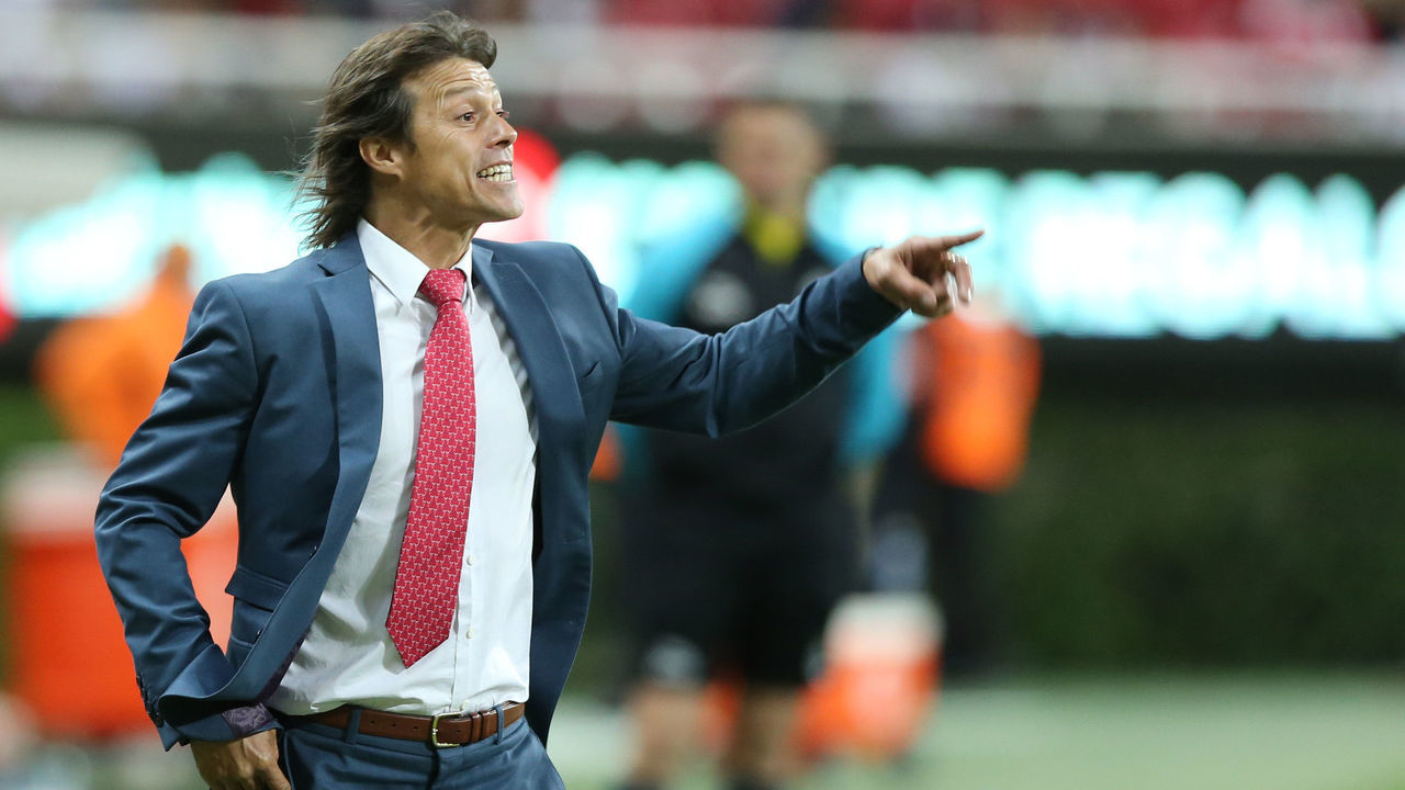 ZAPOPAN, MEXICO - APRIL 07: Matias Almeyda, coach of Chivas gives instructions to his players during the 14th round match between Chivas and Veracruz as part of the Torneo Clausura 2018 Liga MX at Akron Stadium on April 7, 2018 in Zapopan, Mexico.