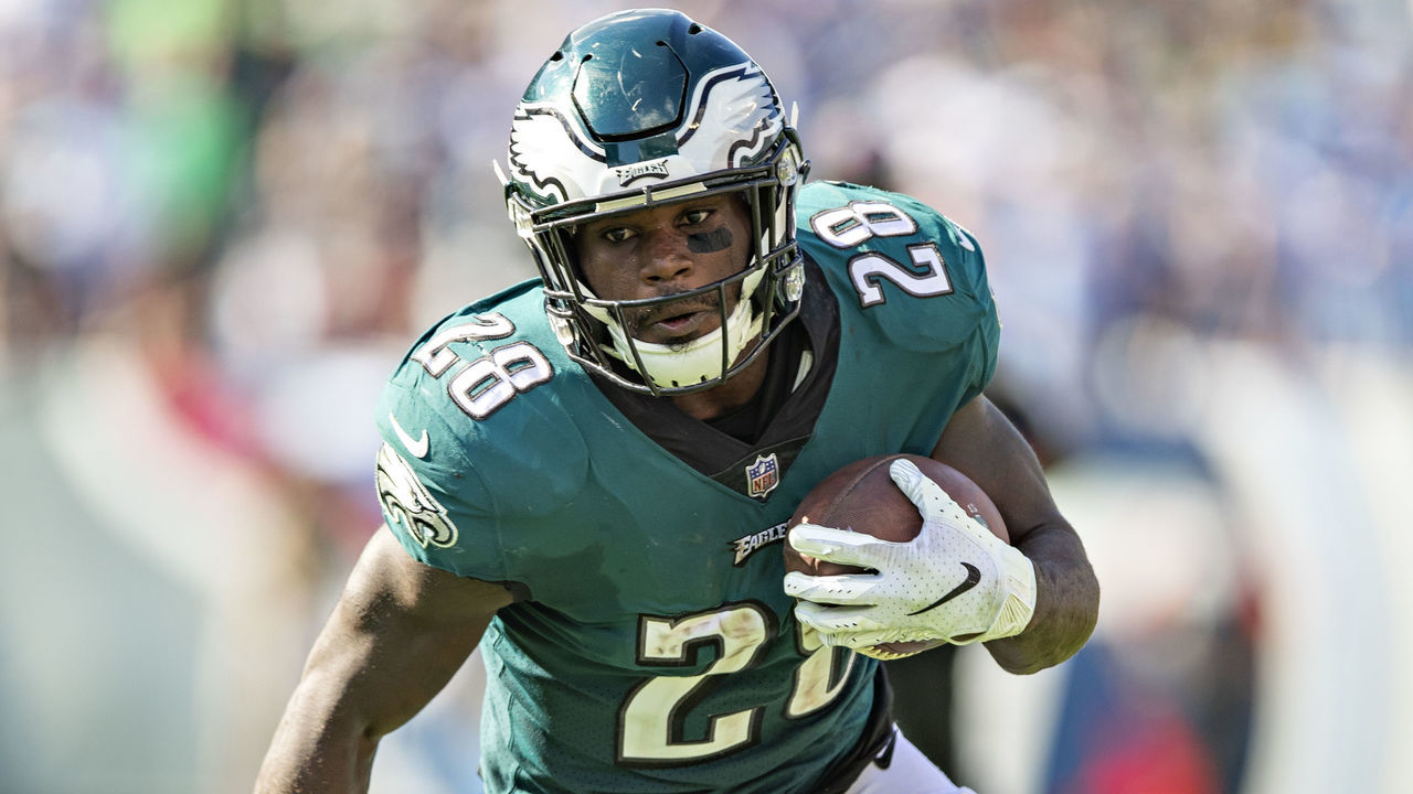NASHVILLE, TN - SEPTEMBER 30: Wendell Smallwood #28 of the Philadelphia Eagles runs the ball during a game against the Tennessee Titans at Nissan Stadium on September 30, 2018 in Nashville, Tennessee. The Titans defeated the Eagles in overtime 26-23.