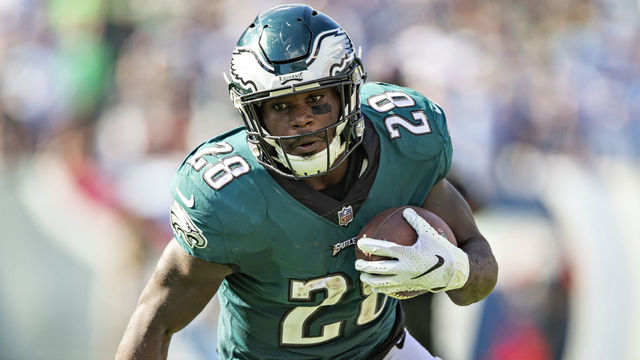 NASHVILLE, TN - SEPTEMBER 30: Wendell Smallwood #28 of the Philadelphia Eagles runs the ball during a game against the Tennessee Titans at Nissan Stadium on September 30, 2018 in Nashville, Tennessee. The Titans defeated the Eagles in overtime 26-23.
