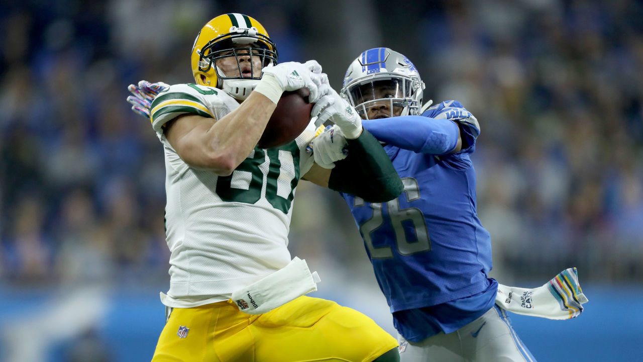 DETROIT, MI - OCTOBER 07: Jimmy Graham #80 of the Green Bay Packers makes a catch against DeShawn Shead #26 of the Detroit Lions during the first half at Ford Field on October 7, 2018 in Detroit, Michigan.