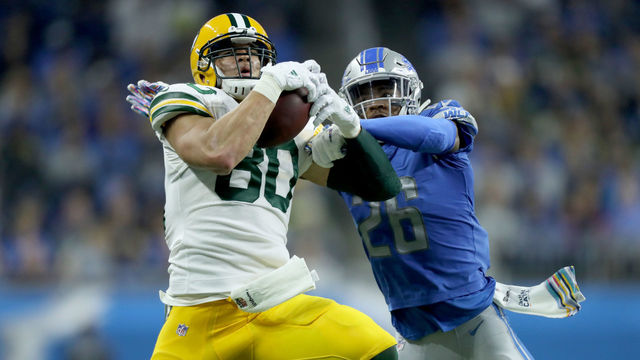 DETROIT, MI - OCTOBER 07: Jimmy Graham #80 of the Green Bay Packers makes a catch against DeShawn Shead #26 of the Detroit Lions during the first half at Ford Field on October 7, 2018 in Detroit, Michigan.