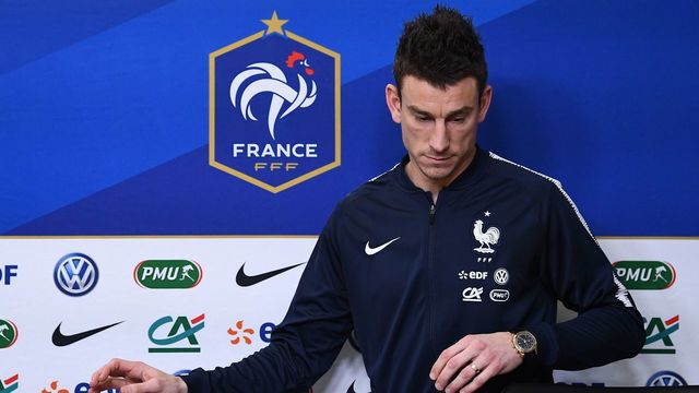 France's defender Laurent Koscielny arrives for a press conference at the Krestovski stadium in St Petersbourg, on March 26, 2018 on the eve of the friendly football match against Russia. / AFP PHOTO / FRANCK FIFE