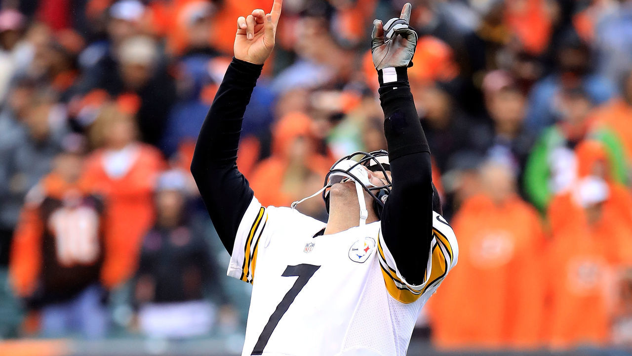 CINCINNATI, OH - OCTOBER 14: Ben Roethlisberger #7 of the Pittsburgh Steelers reacts after throwing a two-point conversion during the fourth quarter of the game against the Cincinnati Bengals at Paul Brown Stadium on October 14, 2018 in Cincinnati, Ohio. Pittsburgh defeated Cincinnati 28-21.