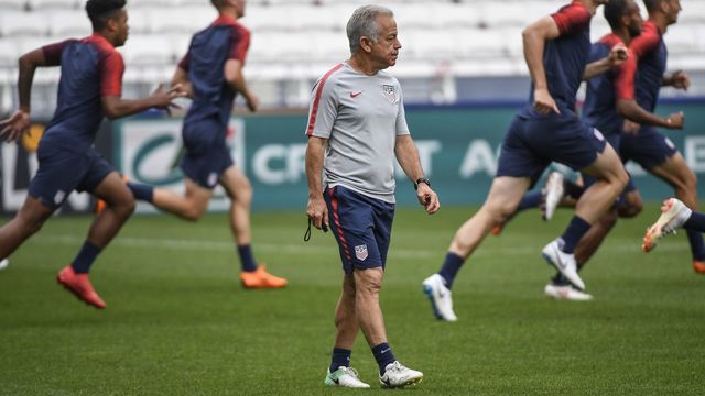 US head coach Dave Sarachan (C) looks on during a training session of the US national football team, on June 8, 2018, at the Groupama Stadium in Decines-Charpieu near Lyon, central-eastern France, on the eve of the international friendly football match between France and United States.