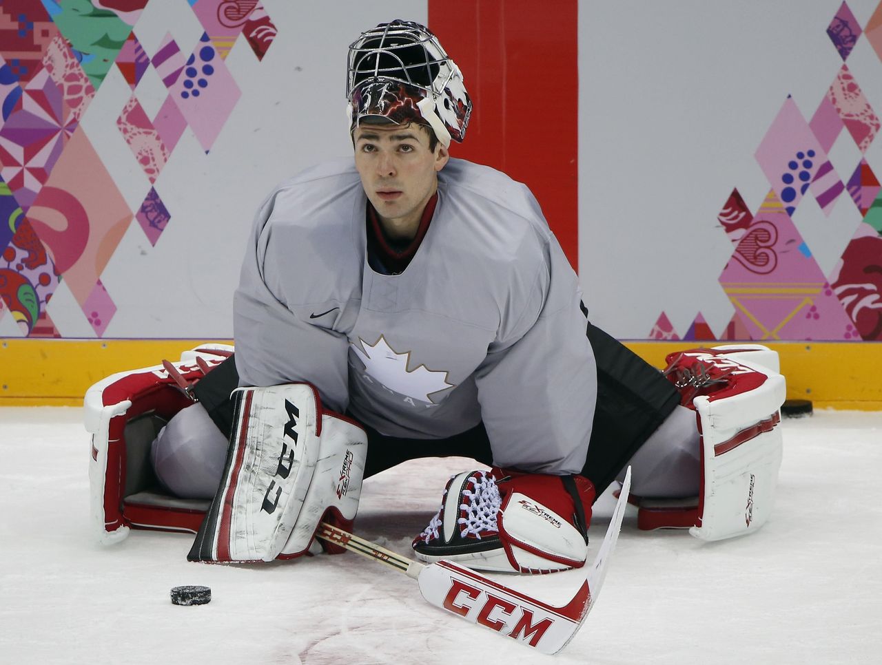 Хоккеист вратарь цска. Максвелл вратарь хоккей. Хоккейный вратарь сзади. Вратарь хоккей сборная россии. Вратарь хоккейной команды надевает экипировку защищающую его.