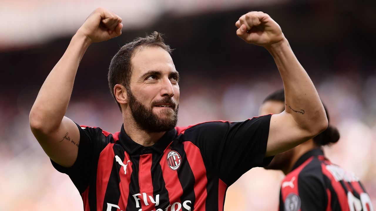 AC Milan's Argentinian forward Gonzalo Higuain celebrates after scoring during the Italian Serie A football match AC Milan vs Chievo Verona at the Giuseppe Meazza stadium in Milan on October 7, 2018.