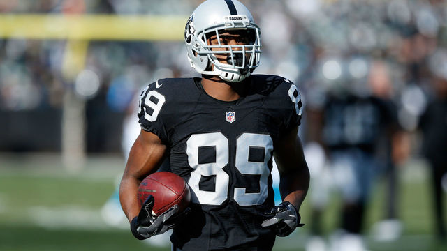 OAKLAND, CA - NOVEMBER 27: Amari Cooper #89 of the Oakland Raiders warms up prior to their NFL game against the Carolina Panthers on November 27, 2016 in Oakland, California.