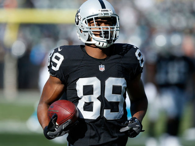 Oakland Raiders wide receiver Amari Cooper warms up before an NFL